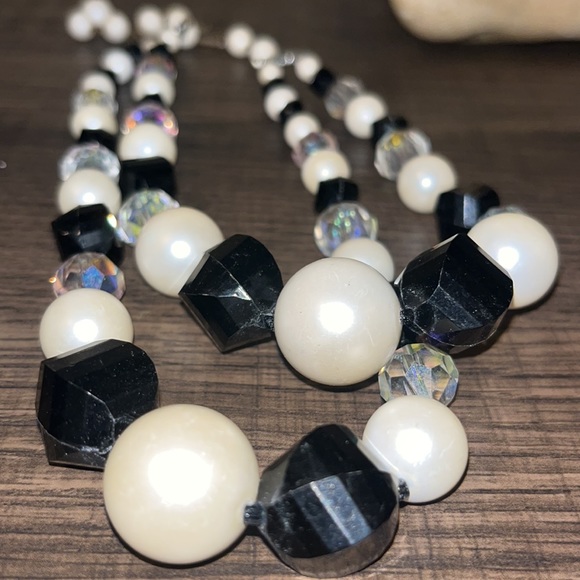 Vintage, black and white multi texture beaded adjustable hook closure necklace - Picture 4 of 6